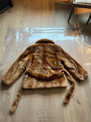 Abrigo de piel de conejo rojo