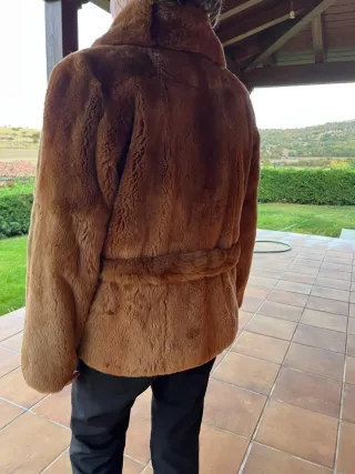 Abrigo de piel de conejo rojo