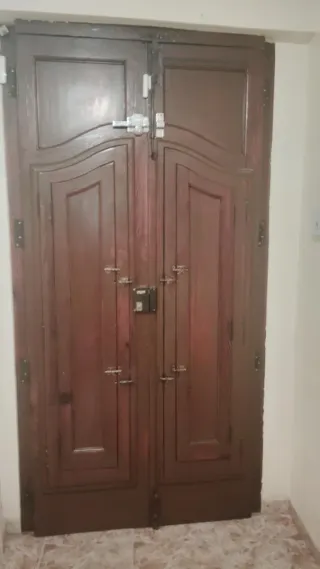 Puerta madera maciza entrada