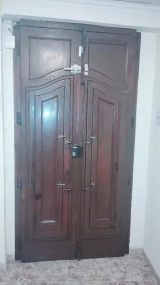 Puerta madera maciza entrada