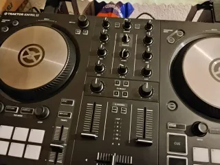 Controlador DJ Traktor Kontrol S2 MK3