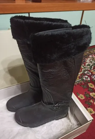 Stivali alti neri con pelliccia