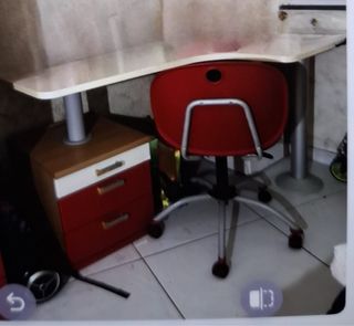 Scrivania e sedia rossa per cameretta