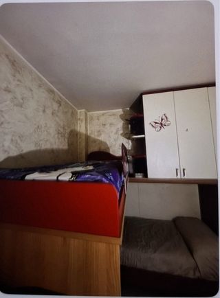 Scrivania e sedia rossa per cameretta