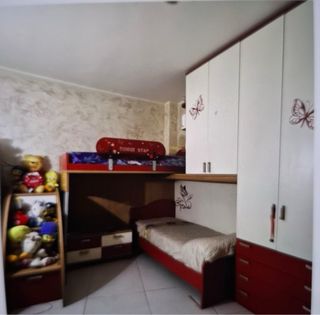 Scrivania e sedia rossa per cameretta