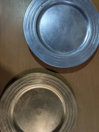 8 Bajo platos metal dorado y plateado