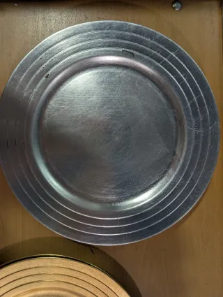 8 Bajo platos metal dorado y plateado