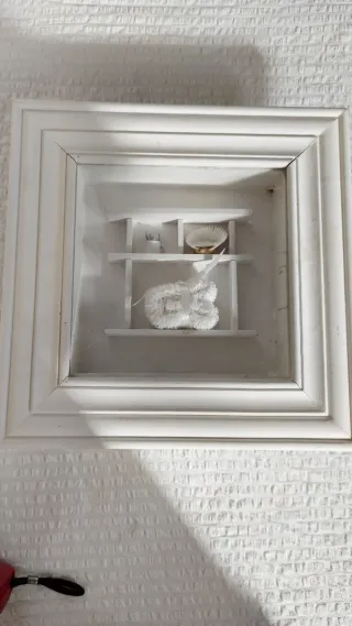 Pareja Cuadros Vitrina Madera y Mimbre