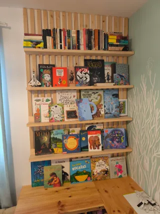 Estantería elegante  de madera natural