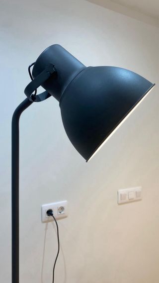 Lámpara de pie gris Ikea