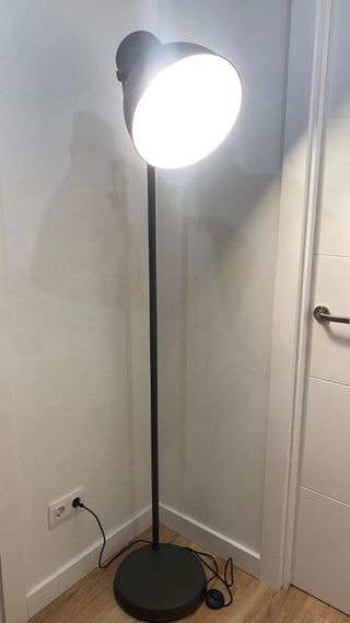 Lámpara de pie gris Ikea