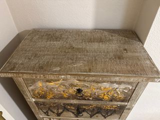 Cajonera de madera pintada a mano