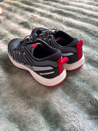 Deportivas Salomon Gris y Rojo