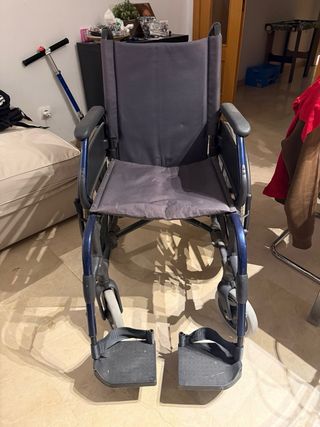 SILLA DE RUEDAS SEMI NUEVA