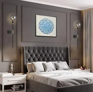 Lámpara de pared con globo de cristal ahumado.