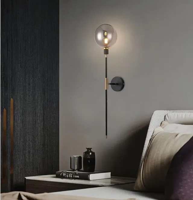 Lámpara de pared con globo de cristal ahumado.