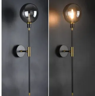Lámpara de pared con globo de cristal ahumado.
