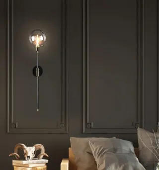 Lámpara de pared con globo de cristal ahumado.