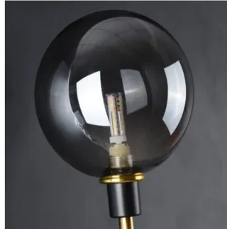 Lámpara de pared con globo de cristal ahumado.