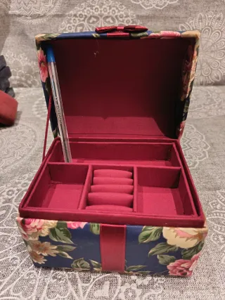 Bonito joyero floral forrado en tela.