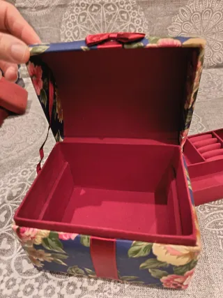 Bonito joyero floral forrado en tela.