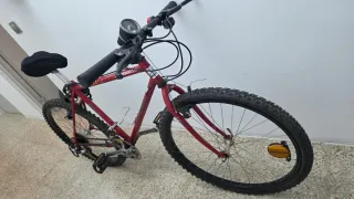Bicicleta de montaña roja