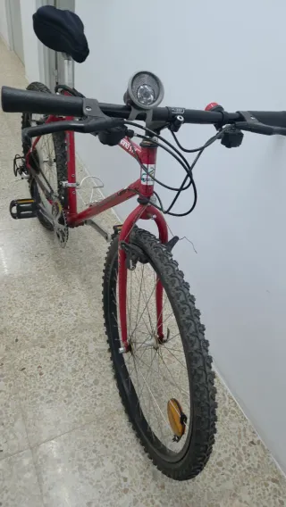 Bicicleta de montaña roja