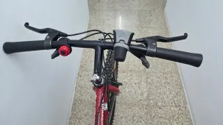 Bicicleta de montaña roja