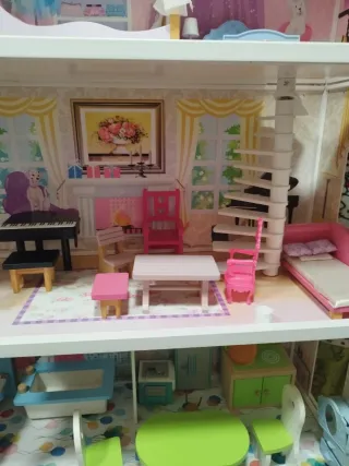 Casa de muñecas con accesorios