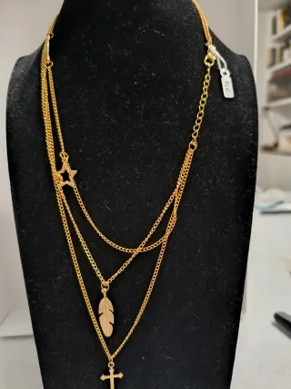 Collar dorado multicapa con colgantes