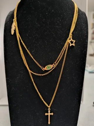 Collar dorado multicapa con colgantes