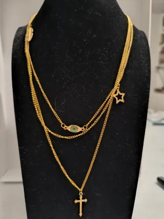 Collar dorado multicapa con colgantes