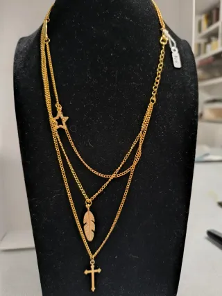 Collar dorado multicapa con colgantes