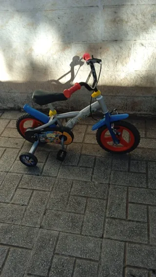 Bicicleta infantil con ruedines