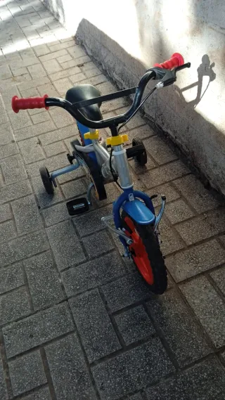 Bicicleta infantil con ruedines