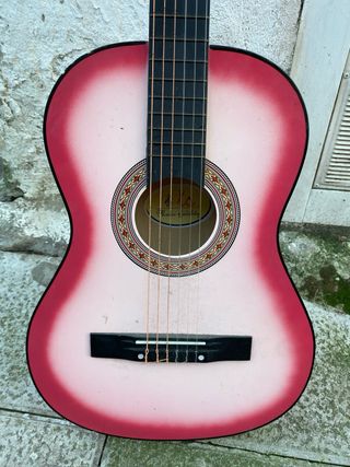 Guitarra española rosa