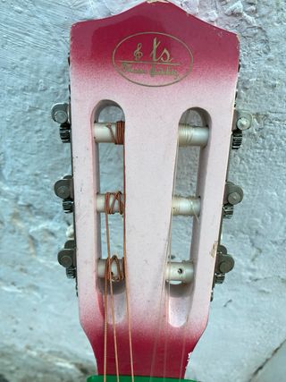 Guitarra española rosa
