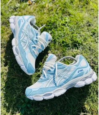 Zapatillas Asics Azules y Blancas