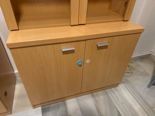 Mueble expositor y cajonera de madera