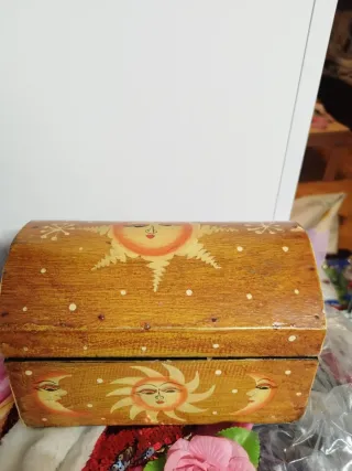 Caja de madera decorada sol y luna