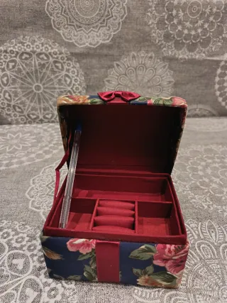 Bonito joyero floral forrado de tela