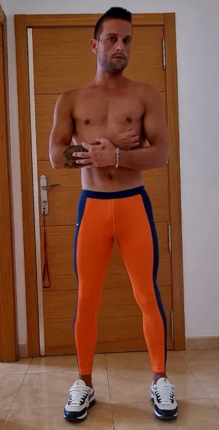 Mallas de licra naranjas y azules