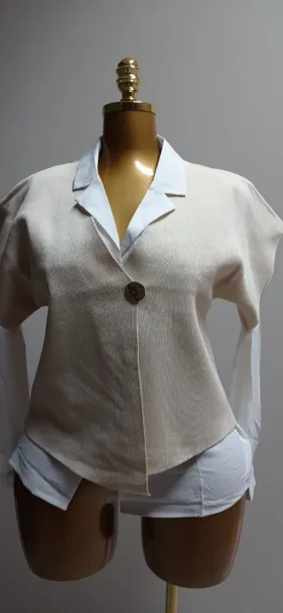 Top beige punto manga corta con botón dorado