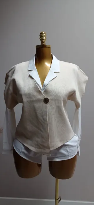 Top beige punto manga corta con botón dorado