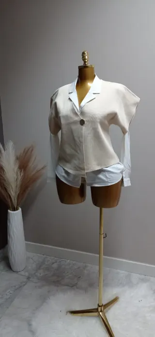 Top beige punto manga corta con botón dorado