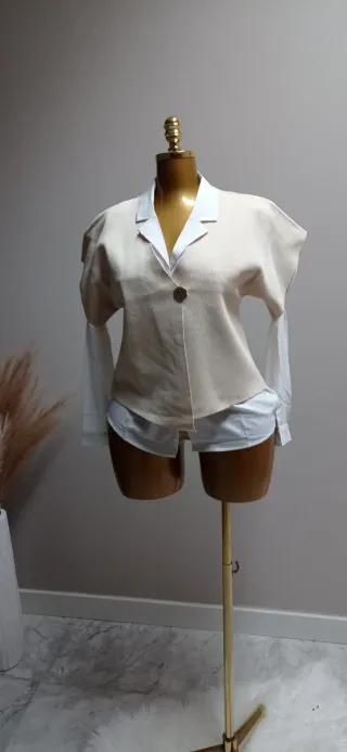 Top beige punto manga corta con botón dorado