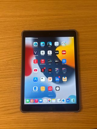 iPad 8ª Gen 128, Gris. pencil 1a gen dos fundas.