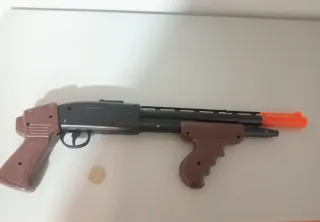 Escopeta de juguete naranja y marrón