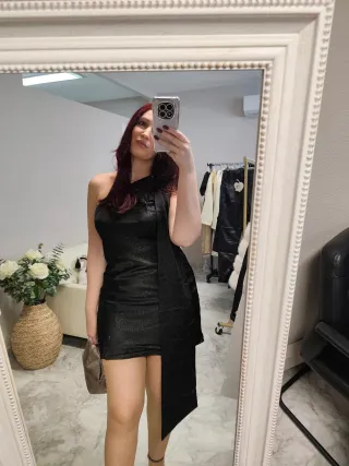 Mini abito nero con foulard