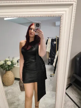 Mini abito nero con foulard